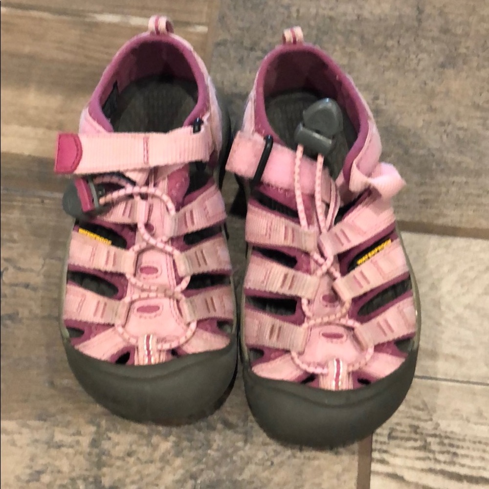 Girls pink Keens